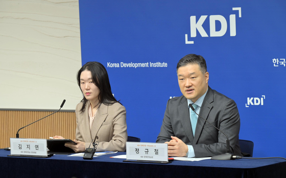 From left: Korea Development Institute (KDI) Kim Ji-yeon, head of economic trend statistics, and Jung Kyu-chul, director of the KDI's Office of Macroeconomic Analysis and Forecasting, during a press briefing at the government complex in Sejong on Feb. 11 [KDI]