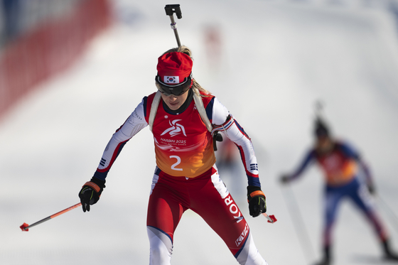Ekaterina Avvakumova competes during the biathlon women's 7.5-kilometer sprint race at the Asian Winter Games in Yabuli, China on Feb. 11. [XINHUA/YONHAP] 
