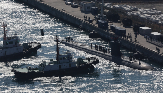 The nuclear-powered USS Alexandria docks at Busan Naval Base on Feb. 10. Making its first visit to South Korea, the submarine measures 110 meters in length and 10 meters in width, carries a crew of about 140, and can travel underwater at speeds exceeding 45 kilometers per hour. [SONG BONG-KEUN]