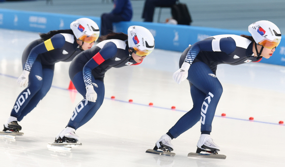 Korean speed skaters Park Ji-woo, Jeong Yu-na and Kim Yoon-ji skate during the women's pursuit at HIC Speed Skating Oval in Harbin, China on Feb. 11. [YONHAP] 