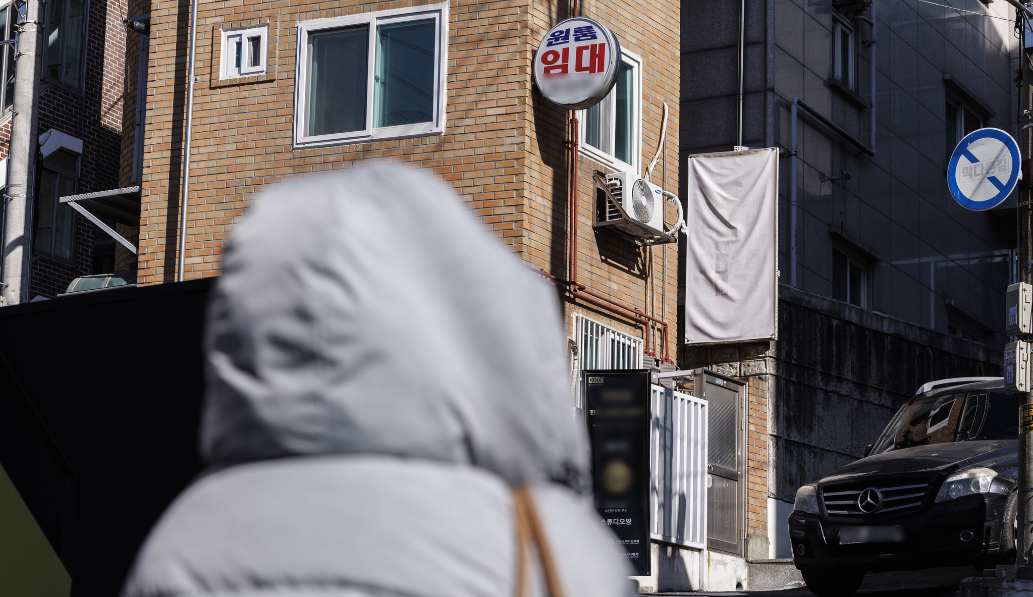 A sign indicating that monthly leases are available is installed outside a studio apartment near the Korea University campus in Seongbuk District, northern Seoul, in a photo taken on Feb. 4. [YONHAP]