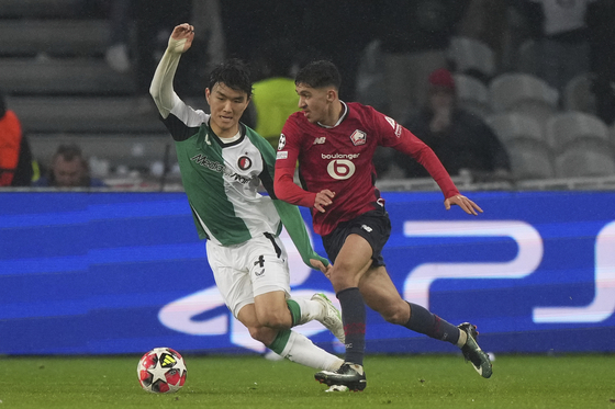 Feyenoord midfielder Hwang In-beom, left, vies for the ball during the Champions League match against Lille at the Stade Pierre Mauroy in France on Jan. 29. [AP/YONHAP] 