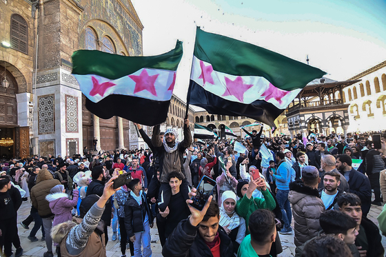 People gather the mosque and its surroundings with 'Syrian revolution flag' and chant slogans calling for the country's freedom and a 'new Syria' after performing the first Friday prayer at the Umayyad Mosque following the collapse of the 61-year-long Baath regime in Syria and the end of the Assad family's rule in Damascus, Syria, on Dec. 13, 2024. [UPI/YONHAP]
