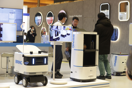 Attendees view robot demos during Hotel Fair 2025 at Coex in Gangnam District, southern Seoul, on Feb. 12. [YONHAP]