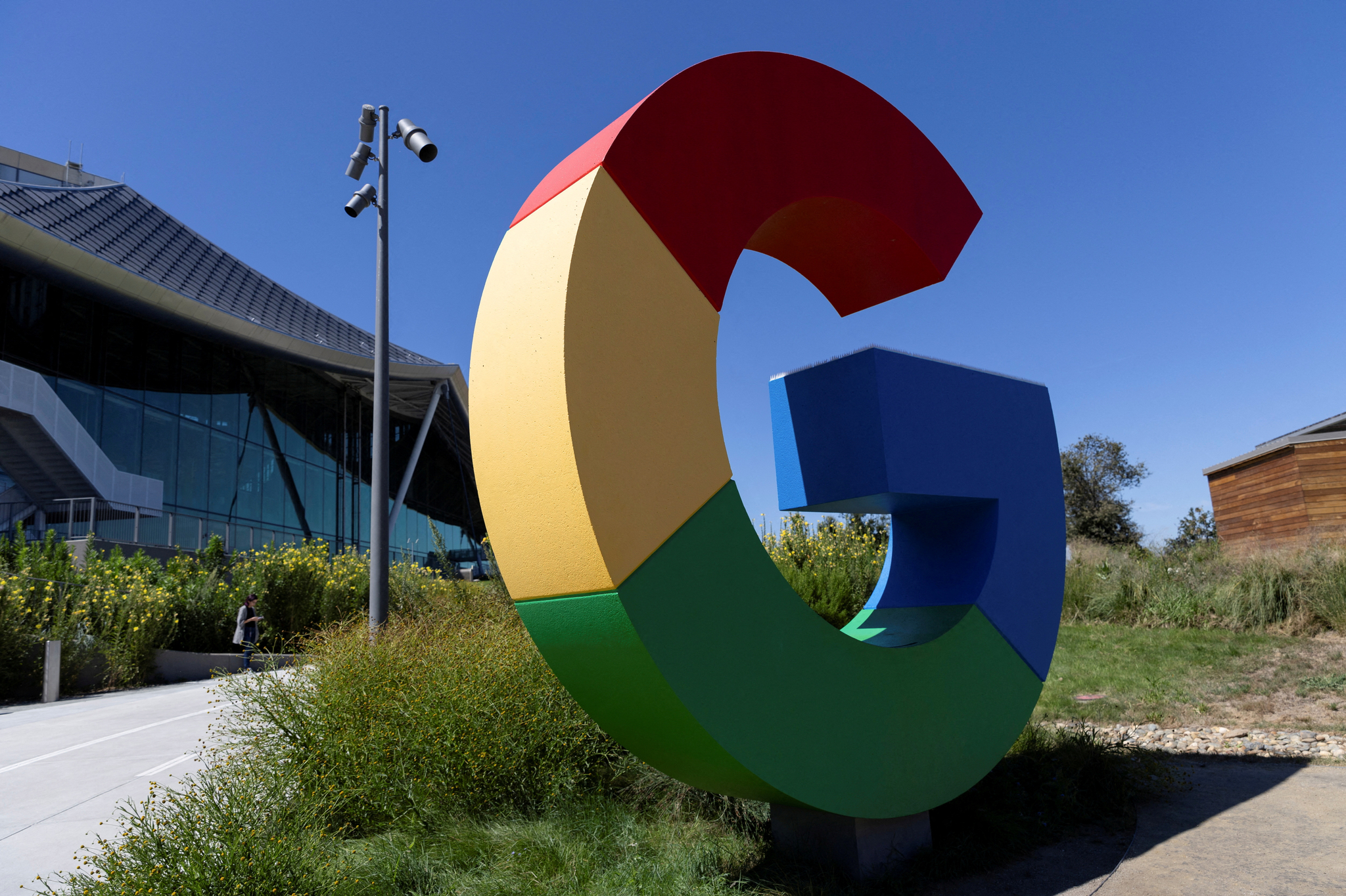The logo of Google is seen outside Google Bay View facilities during the Made by Google event in Mountain View, California, U.S. Aug. 13, 2024. [REUTERS]