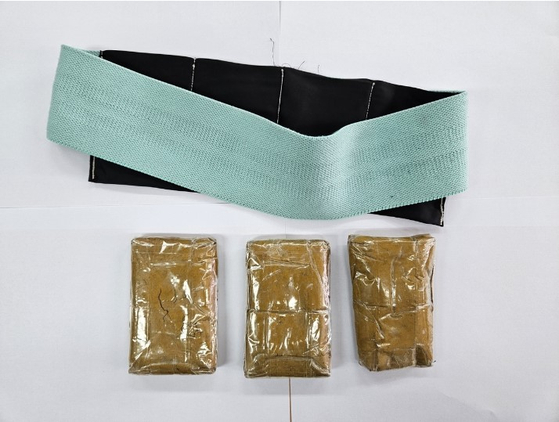 Photo of confiscated malleable gold bars and a belt that couriers used to smuggle them into Japan [GYEONGGI BUKBU PROVINCIAL POLICE AGENCY]