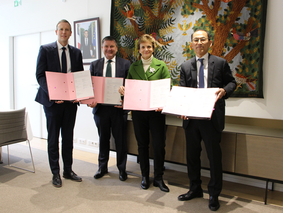 Personal Information Protection Commission Chair Ko Hak-soo, right, takes a commemorative photo after issuing a joint declaration with officials from Ireland, Britain and France as part of the Artificial Intelligence Action Summit at the Grand Palais in Paris. [PERSONAL INFORMATION PROTECTION COMMISSION]