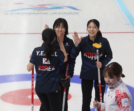 The Korean women's curling team celebrates a round-robin win against Japan at the Asian Winter Games in Harbin, China, on Sunday, Feb 9. [YONHAP]