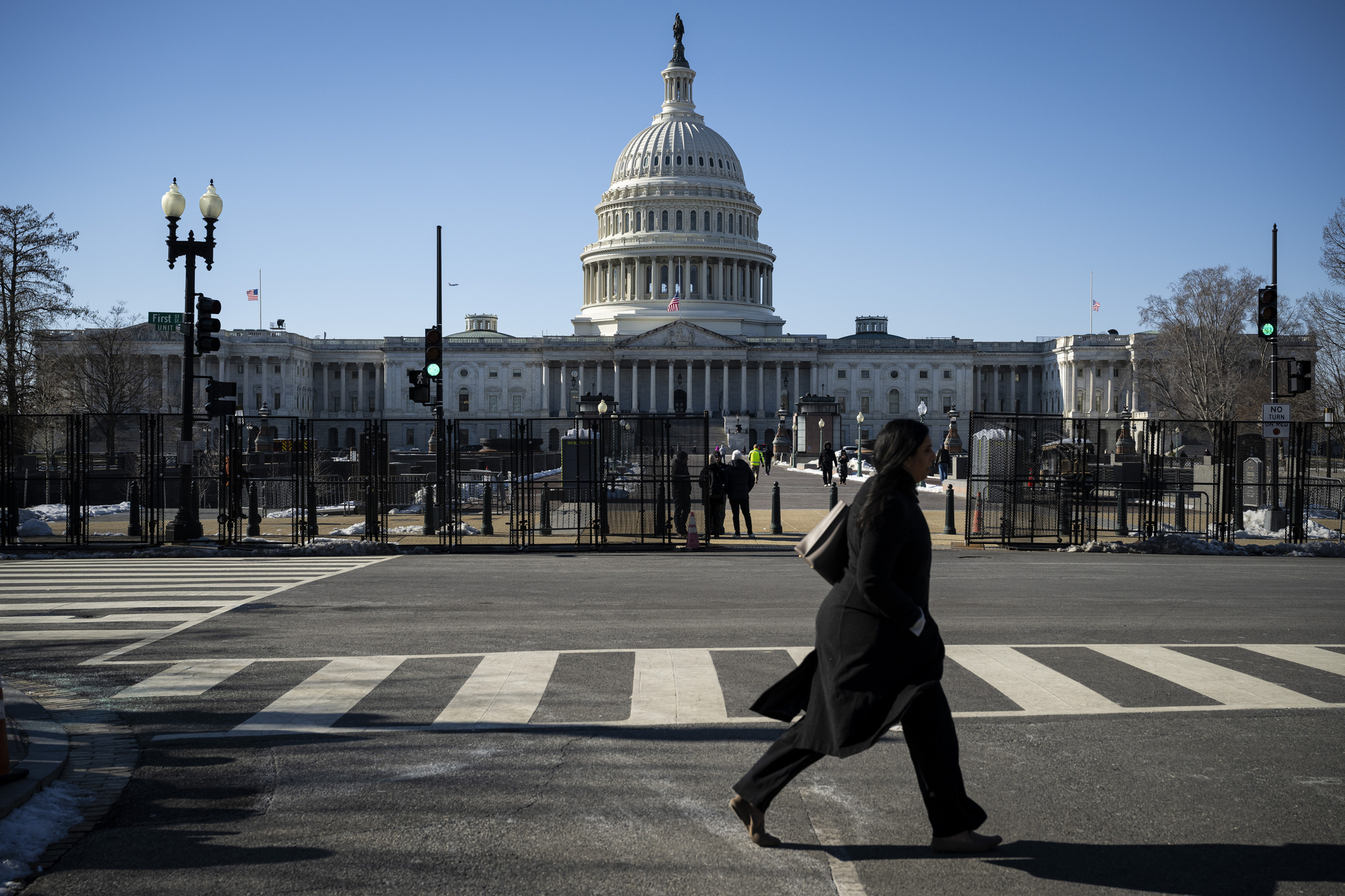 A general view of the US Capitol Building behind temporary security fencing in Washington, DC on Jan. 15. [EPA/YONHAP]