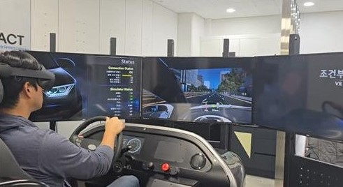 A driver takes a self-diagnosis test of driving skills using virtual reality (VR) technology [NATIONAL POLICE AGENCY]
