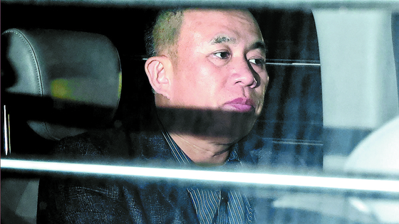 Self-proclaimed political broker Myung Tae-kyun heads to the Changwon District Prosecutors' Office in South Gyeongsang after questioning on Nov. 14, 2024. [SONG BONG-KEUN]