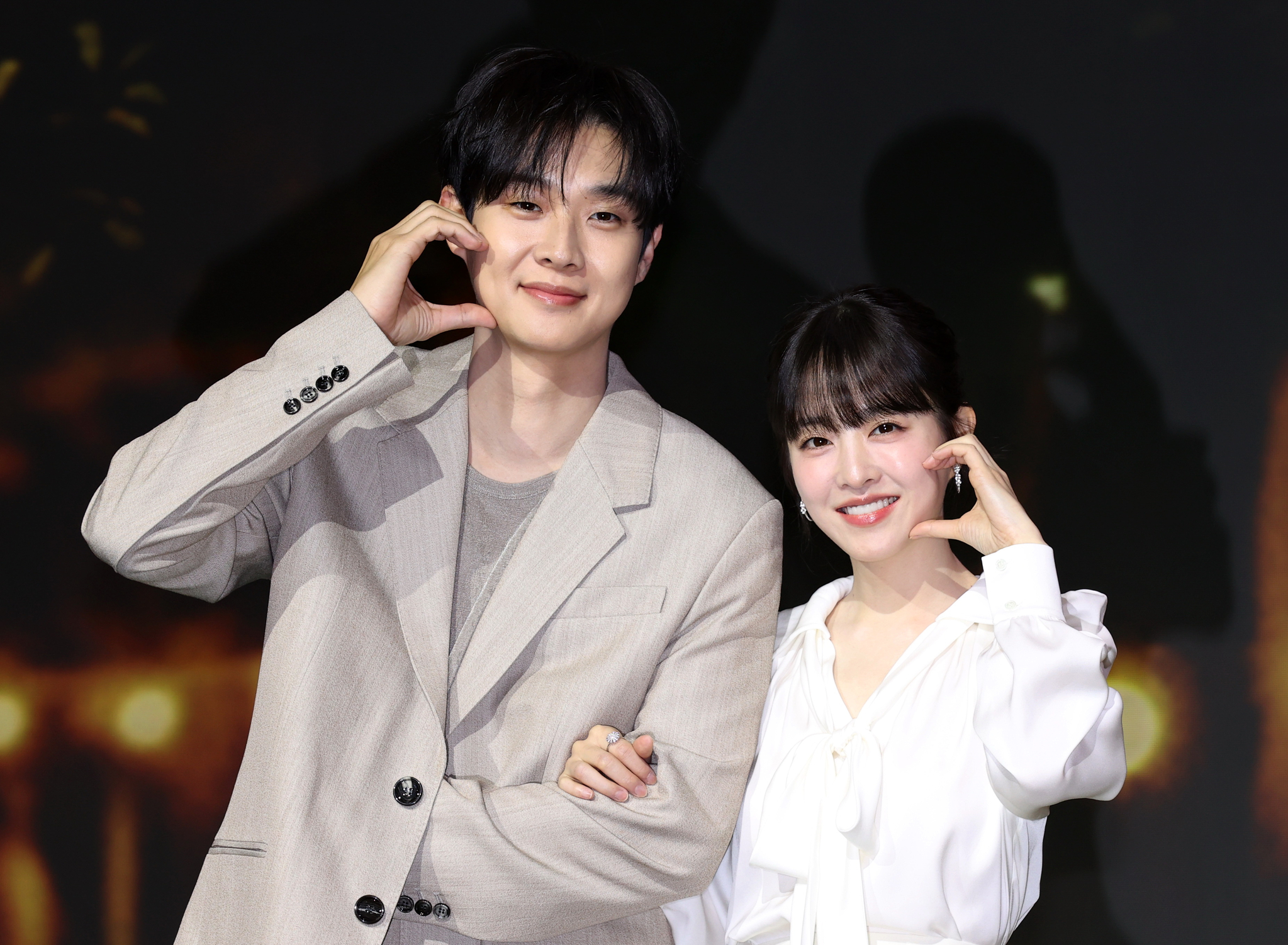 Actors Choi Woo-shik. left, and Park Bo-young pose for photos during a press conference held on Feb. 12 at the JW Marriott Dongdaemun Square in eastern Seoul. [YONHAP]