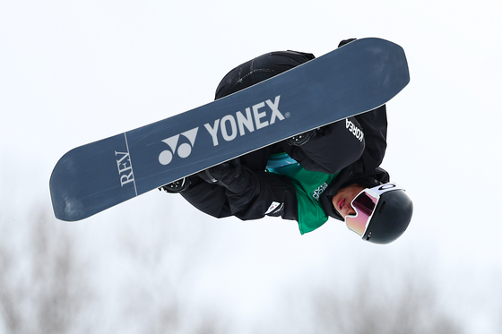 Korean snowboarder Kim Geon-hui practices ahead of the men's snowboard halfpipe final at the Asian Winter Games at Yabuli Ski Resort in Yabuli, China on Feb. 13. [YONHAP] 