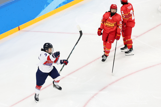 Eom Su-yeon celebrates after scoring an equalizer in the women's ice hockey preliminary match between Korea and China at the Asian Winter Games in Harbin, China on Feb. 12. [NEWS1]
