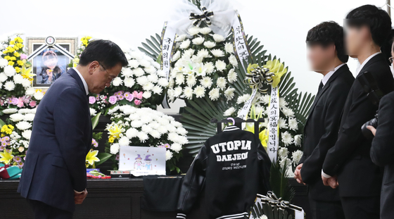 Acting President and Finance Minister Choi Sang-mok, left, pays a condolence visit at the funeral for a 7-year-old victim who was allegedly stabbed by a schoolteacher in Daejeon on Feb. 12. [NEWS1]