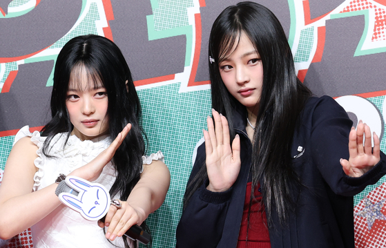 Members Hanni, left, and Minji of girl group NewJeans, or NJZ, on Dec. 25 at the Inspire Arena in Incheon [NEWS1]