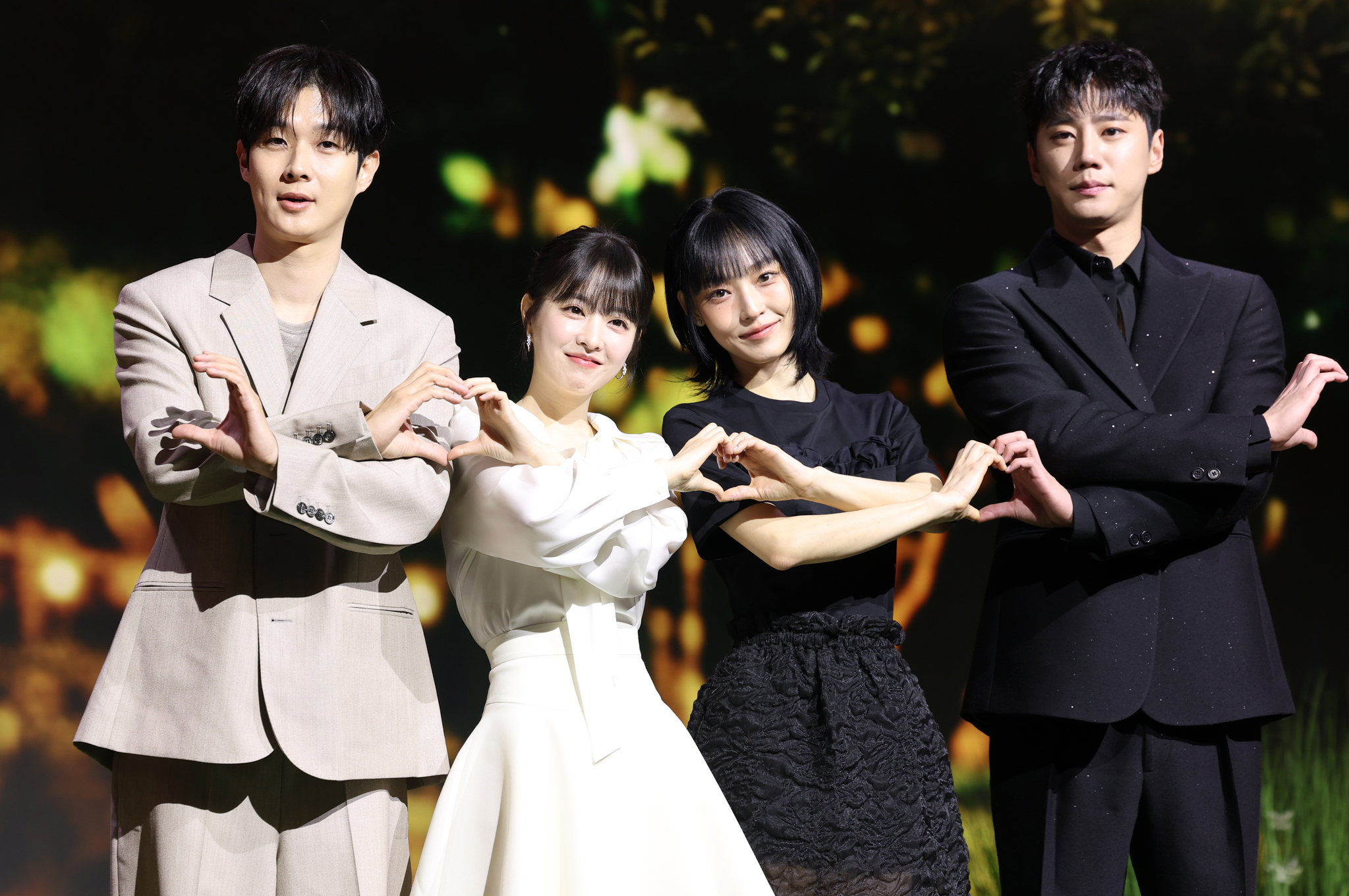 The cast of "Melo Movie" poses for photos during a press conference held on Feb. 12 at the JW Marriott Dongdaemun Square in eastern Seoul. From left are: actors Choi Woo-shik, Park Bo-young, Jeon So-nee and Lee Jun-young [NEWS1]