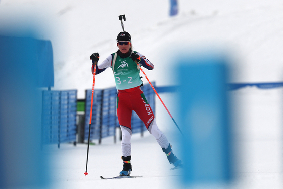 Korean biathlete Ekaterina Avvakumova competes in the women's 4x6-kilometer relay race at the Asian Winter Games at Biathlon Stadium in Yabuli, China on Feb. 13. [REUTERS/YONHAP] 