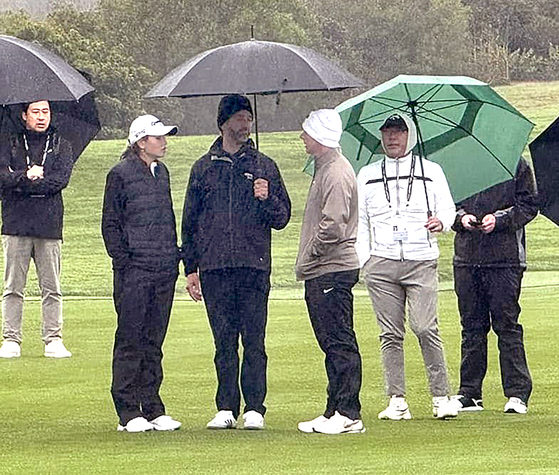 Hyundai Motor Group Executive Chair Euisun Chung, far right with a green umbrella, with Donald Trump Jr., center with a black hat, along with his daughter, golfer Kai Trump, and golf star Rory McIlroy during a pro-am event of the Genesis Invitational of the PGA Tour at the Torrey Pines Golf Course in San Diego, California, on Feb. 13. [JOONGANG ILBO] 