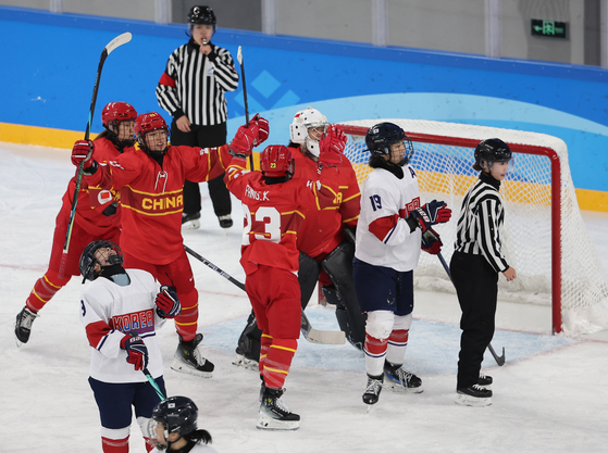 The Korean women's ice hockey team react to their loss against China at the Asian Winter Games held in Harbin, China on Feb. 12. [YONHAP]