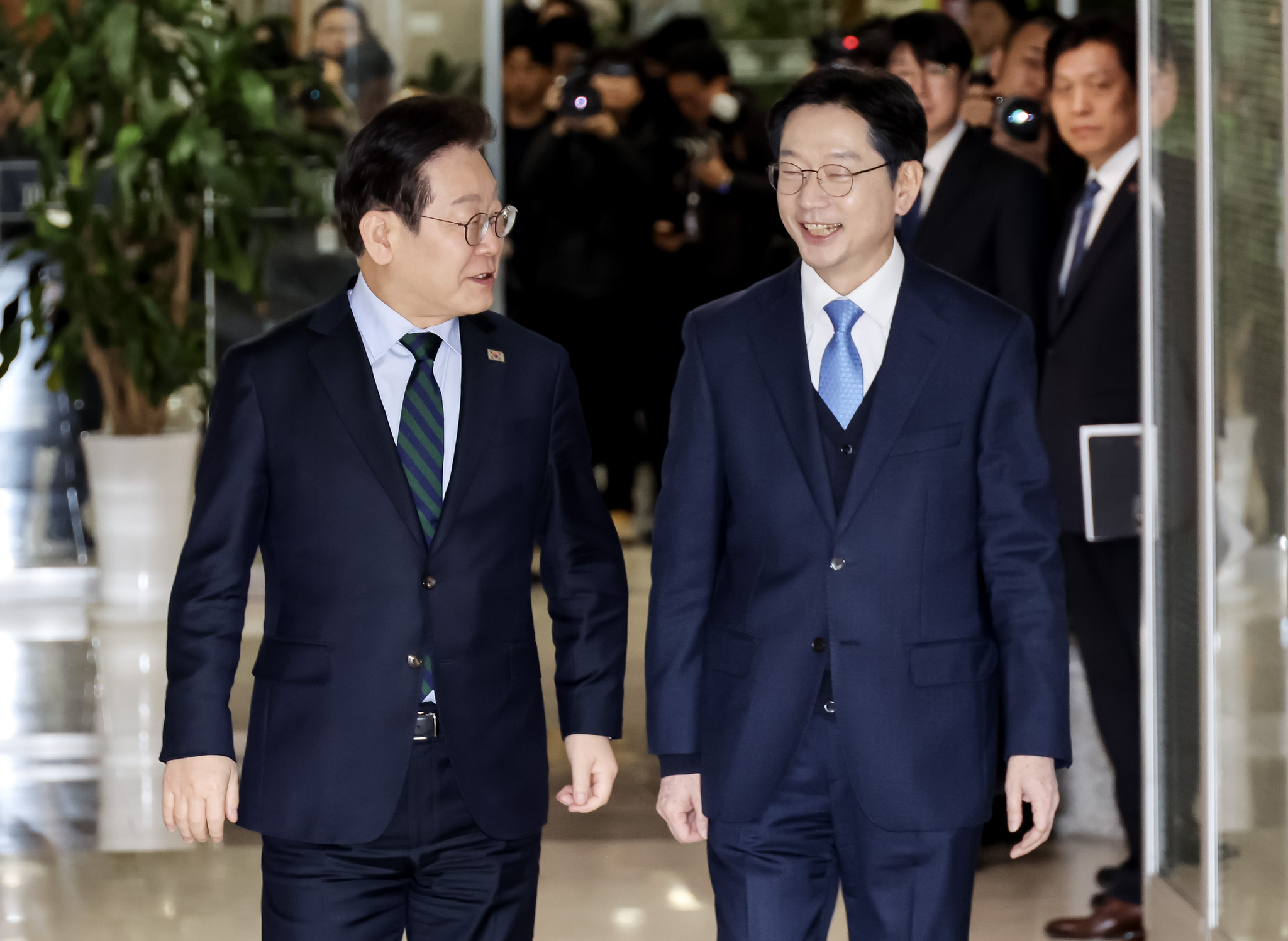 Democratic Party leader Lee Jae-myung, left, walks alongside former South Gyeongsang Gov. Kim Kyung-soo at the National Assembly in Yeouido, western Seoul, on Feb. 13. [NEWS1]Democratic Party leader Lee Jae-myung, left, walks alongside former South Gyeongsang Gov. Kim Kyung-soo at the National Assembly in Yeouido, western Seoul, on Feb. 13. [NEWS1] 