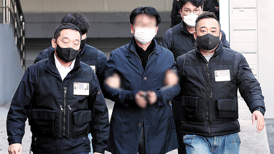 The 68-year-old who attacked Democratic Party chief Lee Jae-myung is being escorted from a police station in Busan to attend an arrest warrant hearing at the Busan District Court on Jan. 4, 2024. [NEWS1]