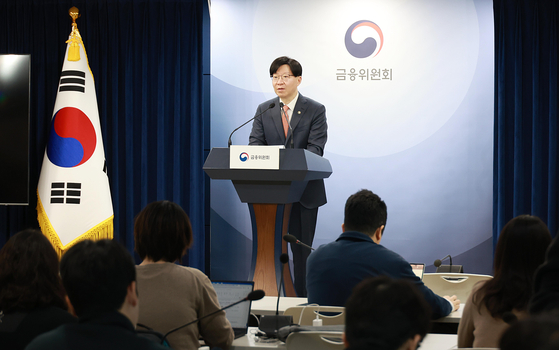 Financial Services Commission Vice Chairman Kim So-young speaks about the regulator's permission for the opening of bank accounts for cryptocurrency transactions on Feb. 13 at the government complex in central Seoul. [FINANCIAL SERVICES COMMISSION]