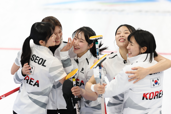 The national Korean women's team celebrates after winning the gold medal against China in the women's curling final at the Asian Winter Games in Harbin, China on Feb. 14. [NEWS1]