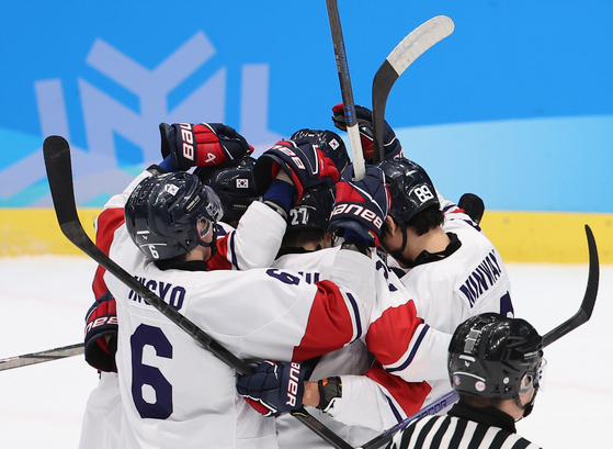 Korean players celebrate after scoring their third goal in the men's bronze medal ice hockey match against China at the Asain Winter Games in Harbin, China on Friday, Feb. 14. [YONHAP]