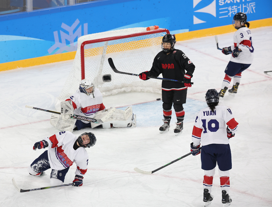 The women's ice hockey match between Korea and Japan at the Asian Winter Games in Harbin, China on Friday, Feb. 14. [YONHAP]