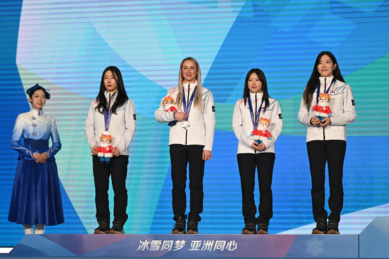 Ko Eun-jung, Ekaterina Avvakumova, Abe Mariya and Jung Ju-mi, from left to right, of Korea pose for photo at the medal ceremony for Biathlon women's 4x6km relay at the Asian Winter Games in Harbin, China on Thursday, Feb. 13. [YONHAP]