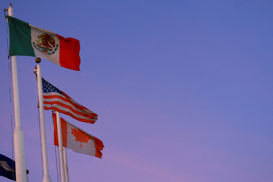 The flags of Mexico, the United States and Canada fly in Ciudad Juarez, Mexico Feb. 1, 2025. [REUTERS/YONHAP]