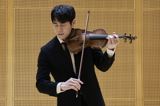 Violinist Danny Koo performs during a press conference for his upcoming matinee series ″Danny's Playlist″ at the Lotte Concert Hall in southern Seoul on Feb. 10. [LOTTE CONCERT HALL]