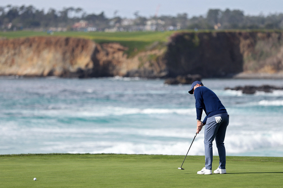Rory McIlroy putts on the tenth green during the final round of the AT&T Pebble Beach Pro-Am 2025 at Pebble Beach Golf Links on Feb. 2 in Pebble Beach, California. [AFP/YONHAP]