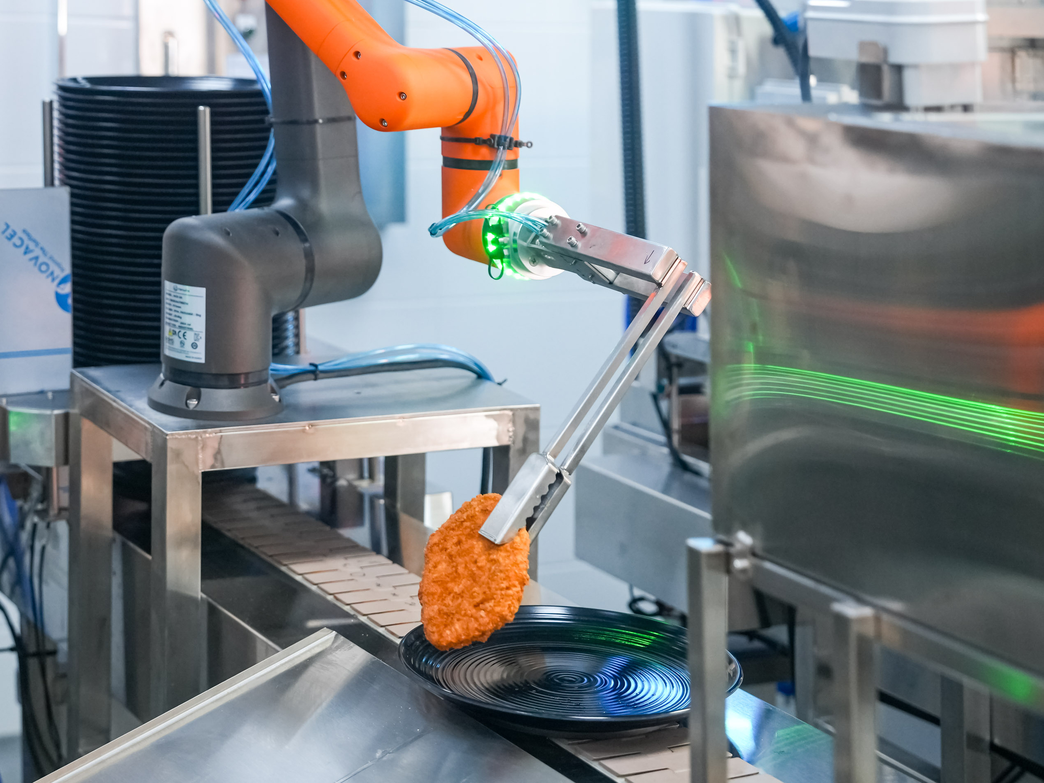 A Hanwha Robotics cooking robot serves up a pork cutlet at a rest stop on Feb. 16. [HANWHA ROBOTICS]