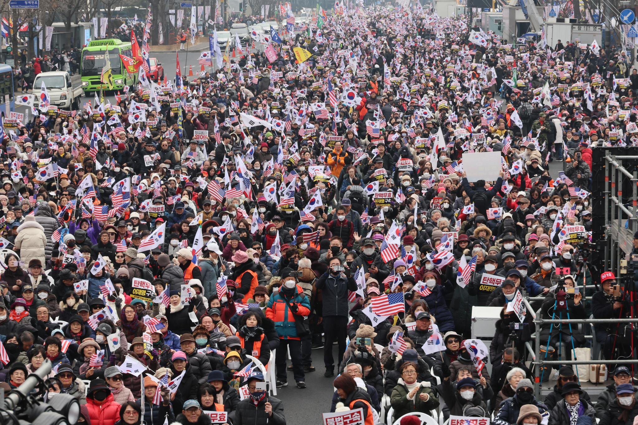 Protesters opposed to Yoon's impeachment gather at a rally near Gwanghwamun Square in Jongno District, central Seoul, on Feb. 15. [YONHAP] 