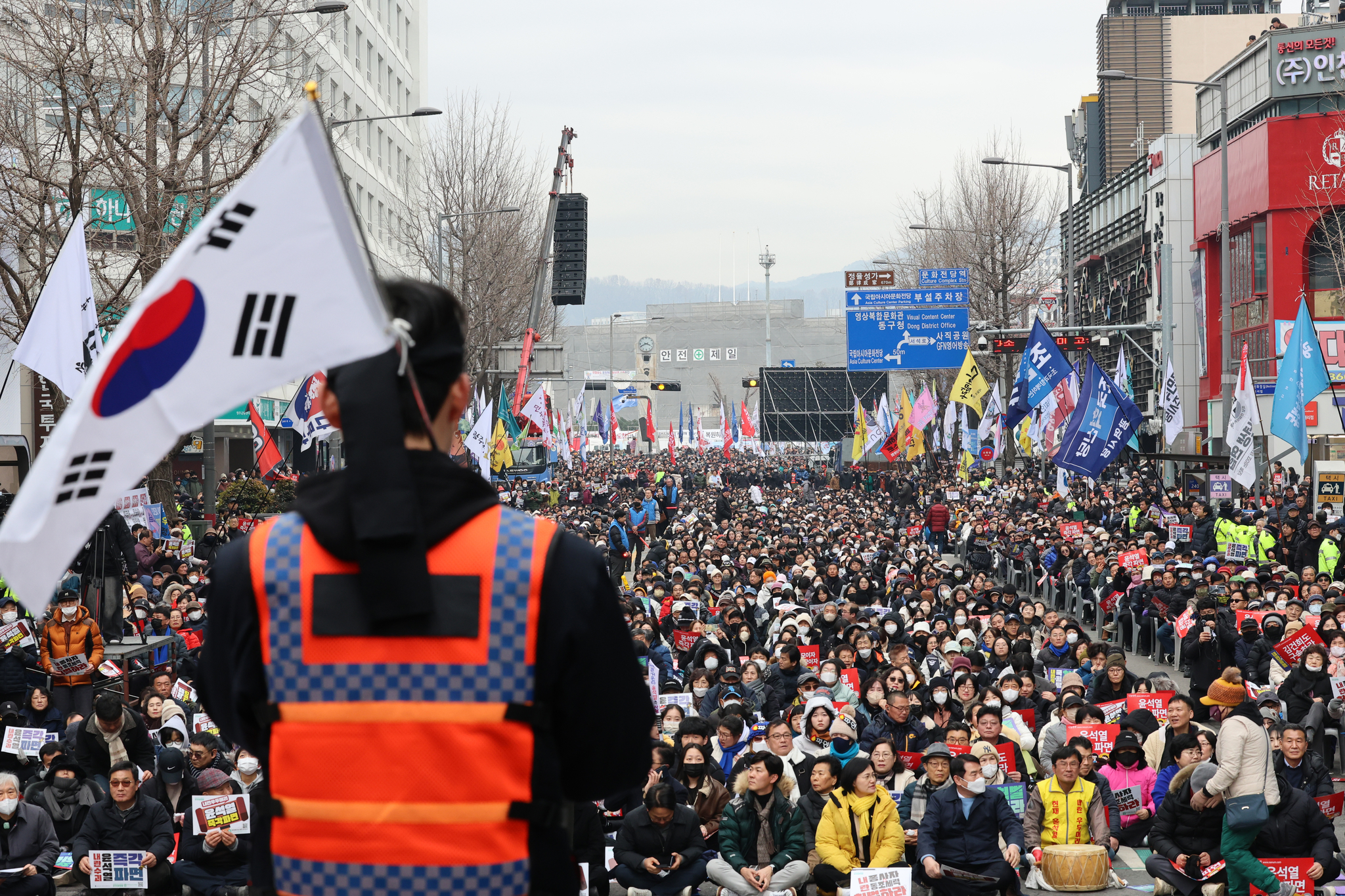 Protesters calling for Yoon's impeachment hold a rally in Gwangju on Feb. 15. [YONHAP]