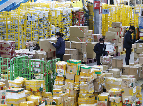 Customs workers examine goods shipped and purchased through direct overseas orders at the Incheon International Airport Headquarters Customs Express Logistics Center on Nov. 20, 2024. [YONHAP]