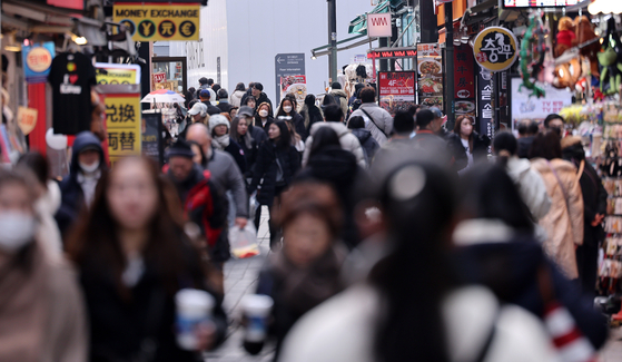  Pedestrians stroll through Myeong-dong in central Seoul on Feb. 16. [NEWS1]