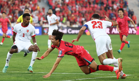 Korea's Eom Ji-sung, center, falls during the 2026 World Cup qualifier against Jordan at Amman International Stadium in Jordan on Oct. 10, 2024. [YONHAP]