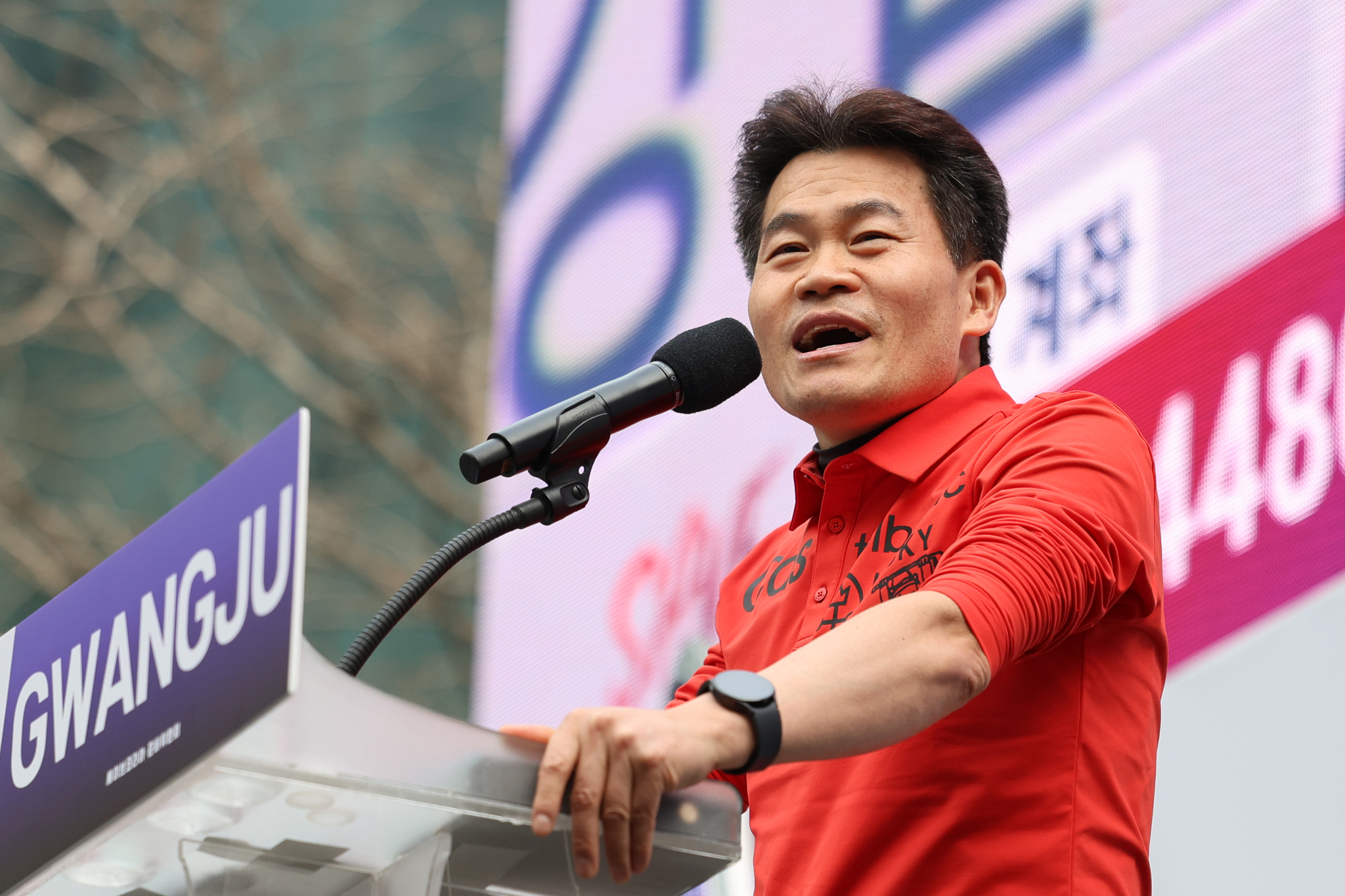 Korean history lecturer Jeon Han-gil, whose real name is Jeon Yu-kwan, gives a speech at a rally organized by the Christian organization Save Korea in Gwangju on Feb. 15. [YONHAP]