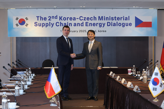 Korea's Industry Minister Ahn Duk-geun, right, and the Czech Republic's Minister for Industry and Trade Lukas Vlcek pose for a photo ahead of the second round of the Korea-Czech ministerial supply chain and energy dialogue in Seoul on Feb. 17. [YONHAP]