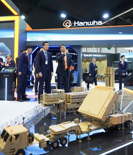Hanwha Group Vice Chairman Kim Dong-kwan, center, is briefed at the booth set up by Hanwha Aerospace and Hanwha Systems at International Defence Exhibition and Conference held in Abu Dhabi on Feb. 17. [HANWHA AEROSPACE]