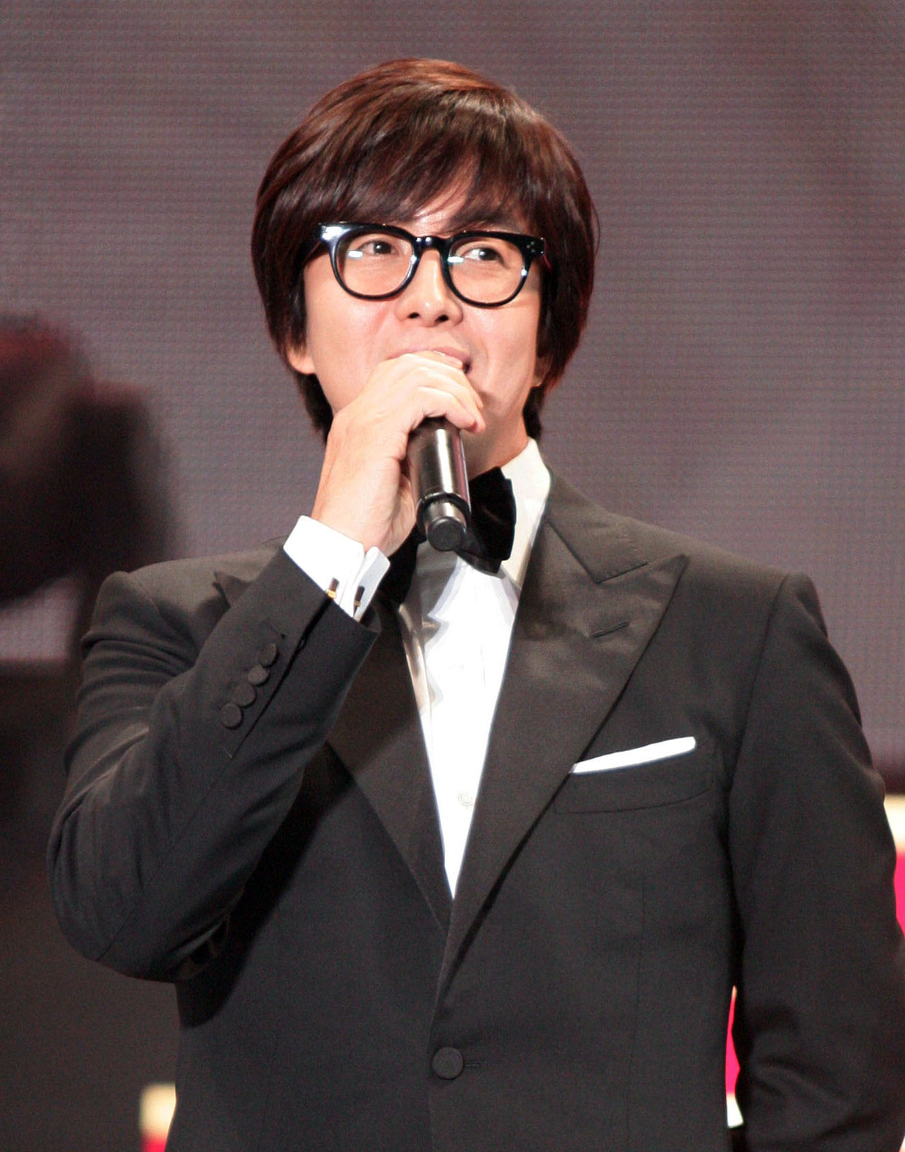 Actor Bae Yong-joon speaks at an event in Chiba, Japan, on Oct. 20, 2013, to mark the 10th anniversary of the arrival of Hallyu, or the Korean Wave, in Japan. [YONHAP]
