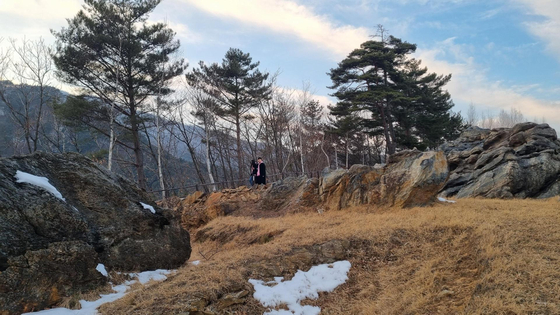 Couples on a treasure hunt inside the Romyzian Garden premises on Feb. 14 [YOON SO-YEON]