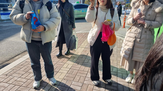 The random draw for the bus seats, which took place at the Odaesan train station [YOON SO-YEON]