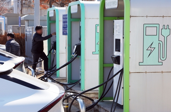 A driver charges an EV at a charging station at Incheon International Airport on Feb. 17. [YONHAP]