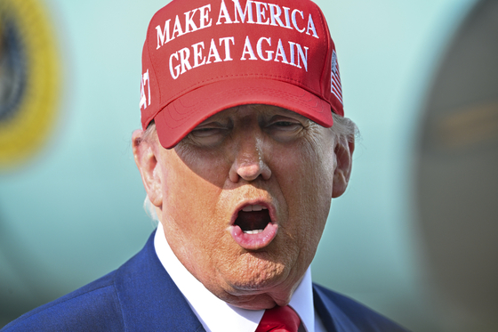 U.S. President Donald Trump speaks to reporters after landing at Palm Beach International Airport in West Palm Beach, Florida on Feb. 16. [AP/YONHAP]