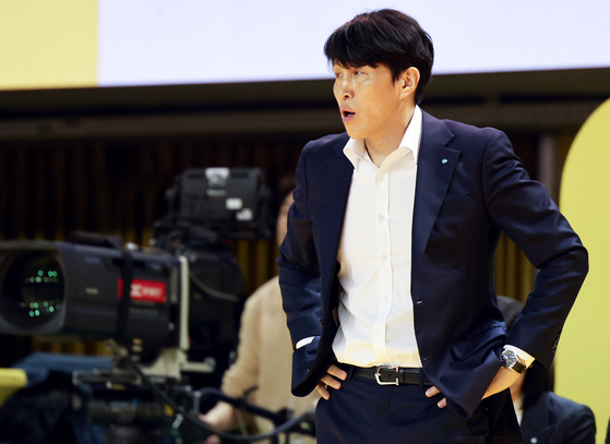 Asan Woori Bank Woori Won head coach Wie Sung-woo looks on during the WKBL game against the KB Stars at Cheongju Gymnasium in Cheongu, North Chungcheong on Feb. 16. [YONHAP]
