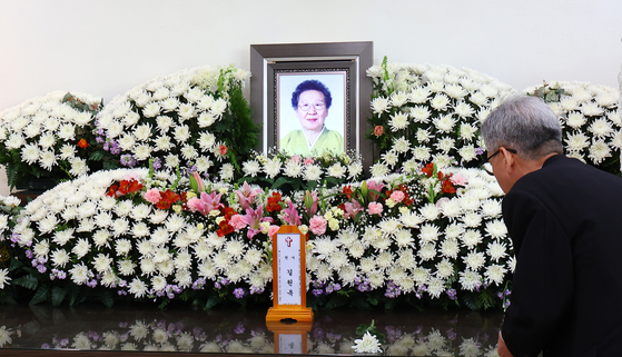 Mourners pay respects at the funeral hall for Gil Won-ok, a survivor of the Japanese military’s wartime sexual slavery, at Incheon Red Cross Hospital in Yeonsu District, Incheon, on Feb. 17. Gil died on Feb. 16 at the age of 97. She dedicated her life to raising awareness of the plight of the so-called comfort women, referring to young girls and women who were forced into sexual slavery during the 1910-1945 Japanese colonial rule over Korea. There are now seven surviving comfort women victims in the country, of 240 who had registered with the government. [YONHAP]